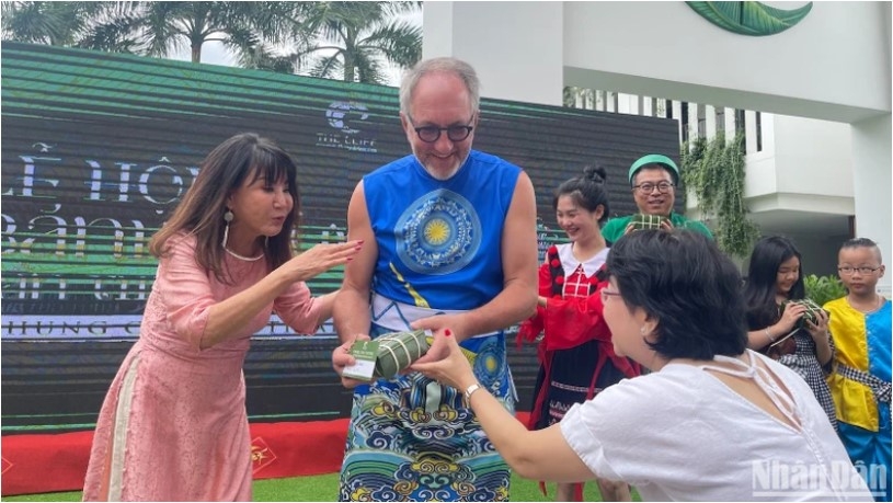 foreign visitors excitedly join tet cake wrapping contest picture 10