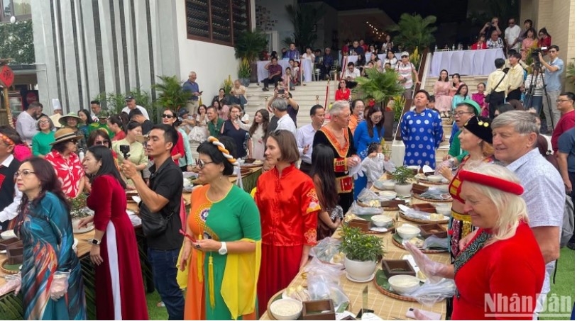 foreign visitors excitedly join tet cake wrapping contest picture 2