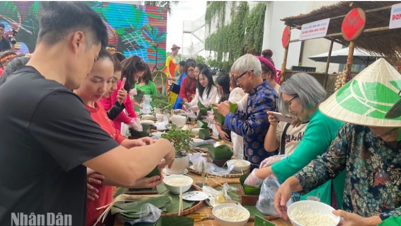 foreign visitors excitedly join tet cake wrapping contest picture 5