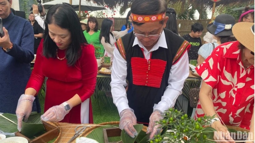 foreign visitors excitedly join tet cake wrapping contest picture 6