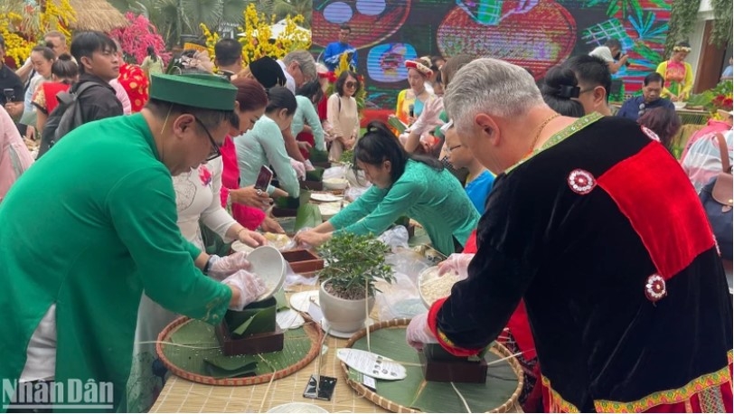 foreign visitors excitedly join tet cake wrapping contest picture 7