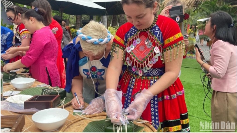 foreign visitors excitedly join tet cake wrapping contest picture 8