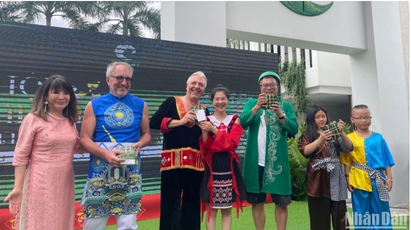 foreign visitors excitedly join tet cake wrapping contest picture 9