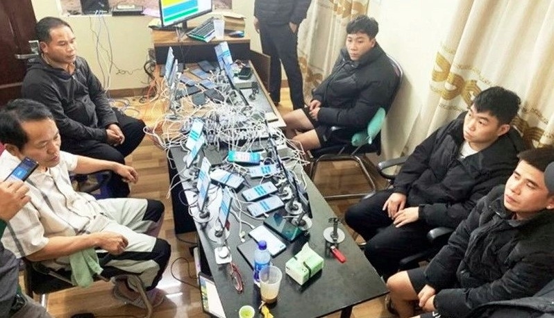 hanoi police crackdown on transnational gambling ring picture 1