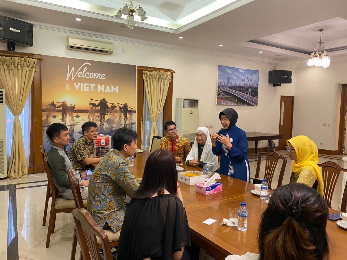 Nuôi lớn tình yêu Việt Nam qua chuyện kể của bà