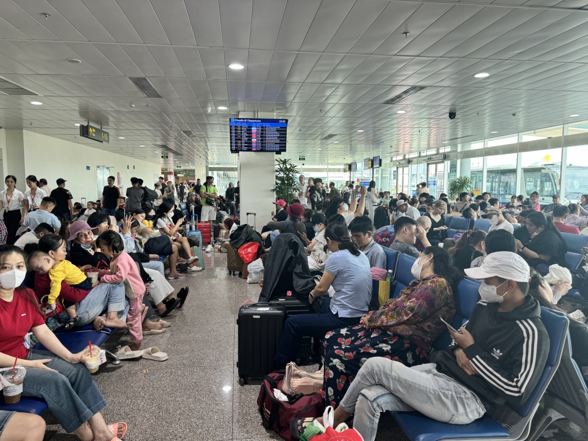 Người dân ở TPHCM về quê ăn Tết: Sân bay, ga tàu kín chỗ, xe khách "delay"