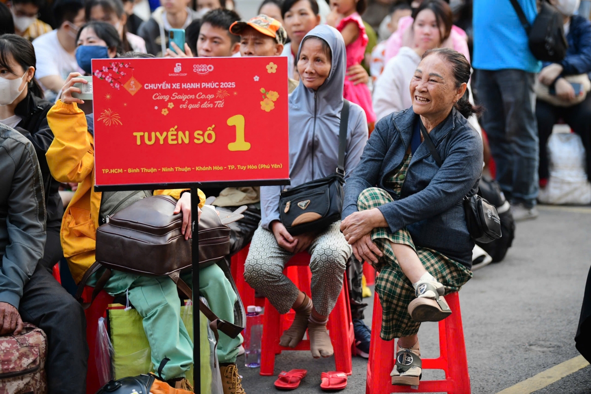 saigon co.op khoi hanh chuyen xe dua mien phi 900 nguoi dan ve que don tet hinh anh 2