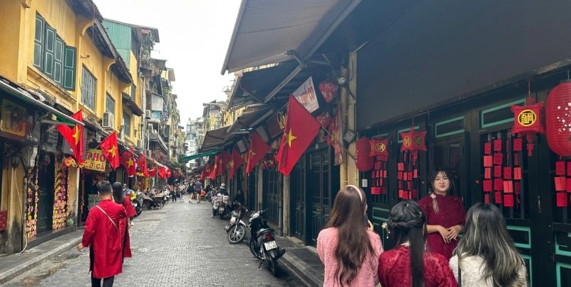 bustling hanoi streets gear up for tet holiday picture 1