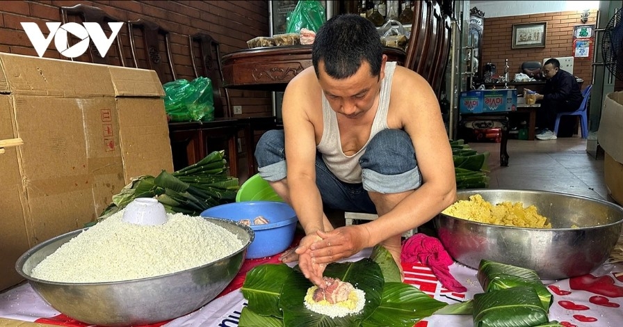 bustling hanoi streets gear up for tet holiday picture 10