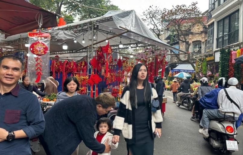 bustling hanoi streets gear up for tet holiday picture 4