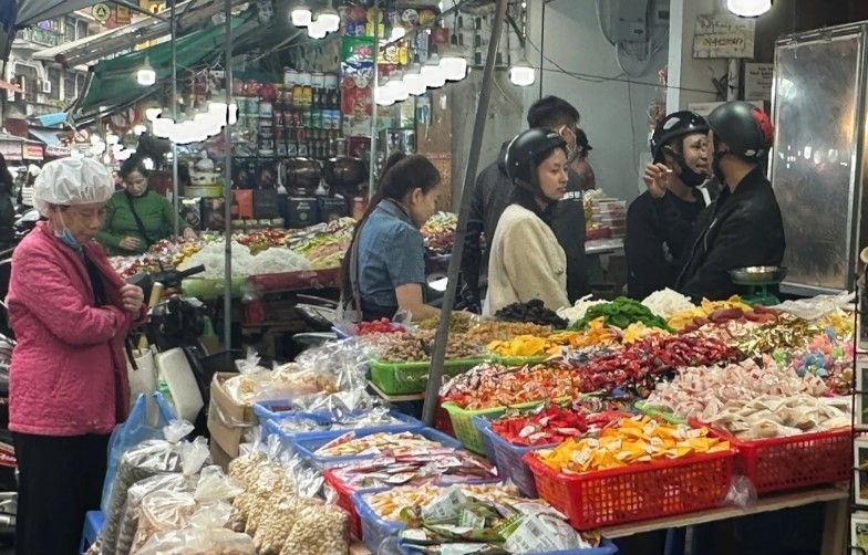 bustling hanoi streets gear up for tet holiday picture 5