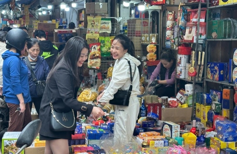 bustling hanoi streets gear up for tet holiday picture 6