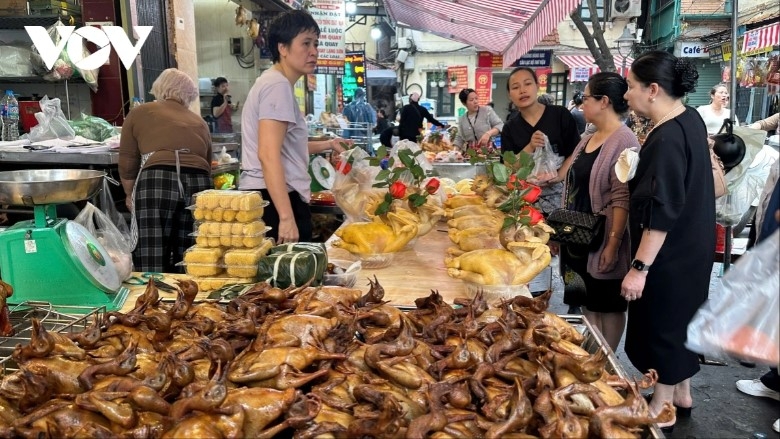 bustling hanoi streets gear up for tet holiday picture 8