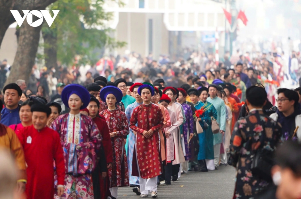 over 400 hanoians join street parade in old quarter to celebrate tet picture 3