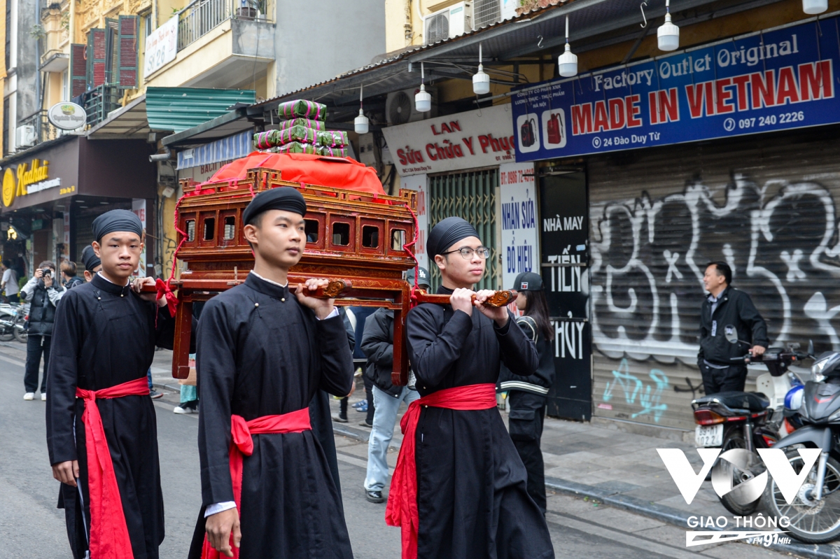 over 400 hanoians join street parade in old quarter to celebrate tet picture 5