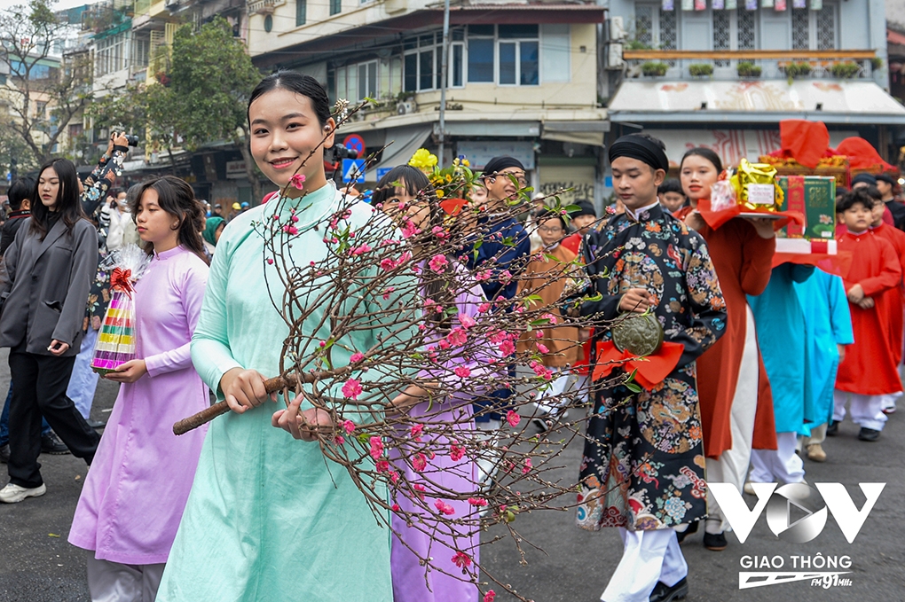 over 400 hanoians join street parade in old quarter to celebrate tet picture 6