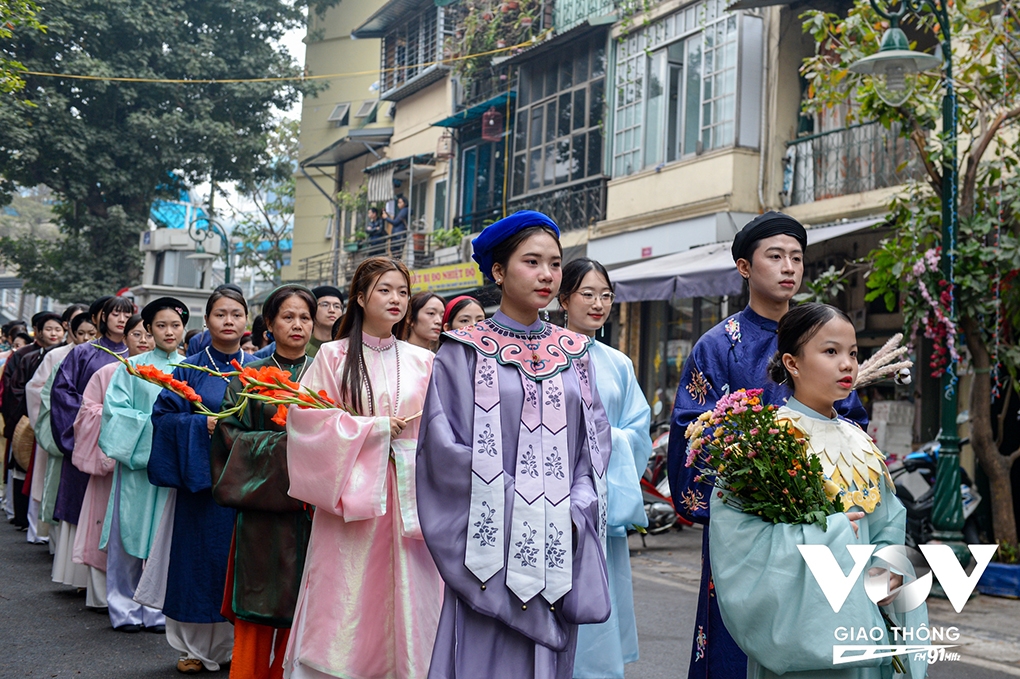 over 400 hanoians join street parade in old quarter to celebrate tet picture 7