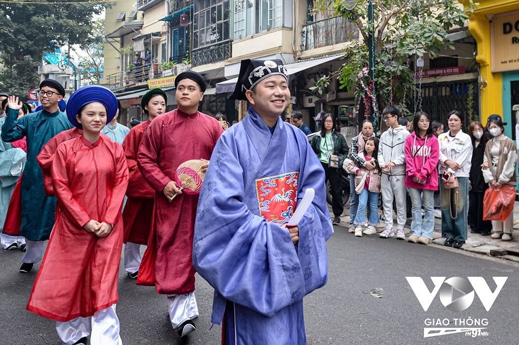 over 400 hanoians join street parade in old quarter to celebrate tet picture 8