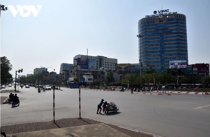 tranquil streets of hanoi on final day of the lunar calendar picture 1