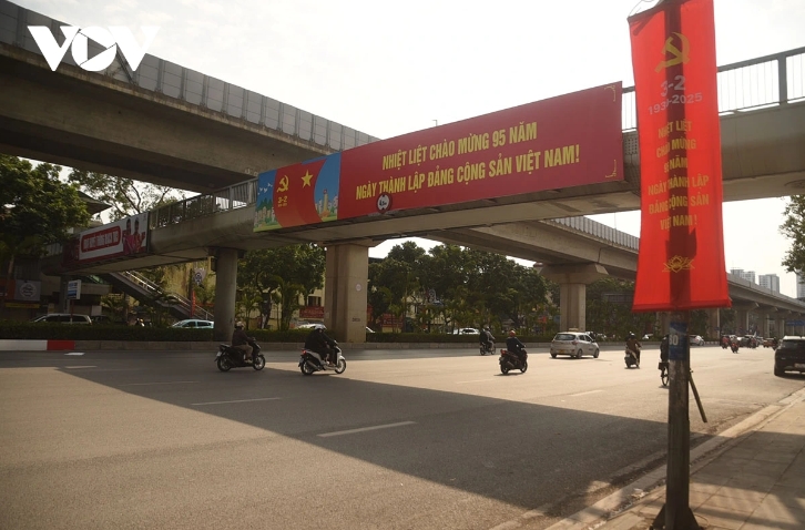 tranquil streets of hanoi on final day of the lunar calendar picture 7