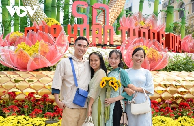 nguyen hue flower street in hcm city attracts crowds on lunar new year picture 2