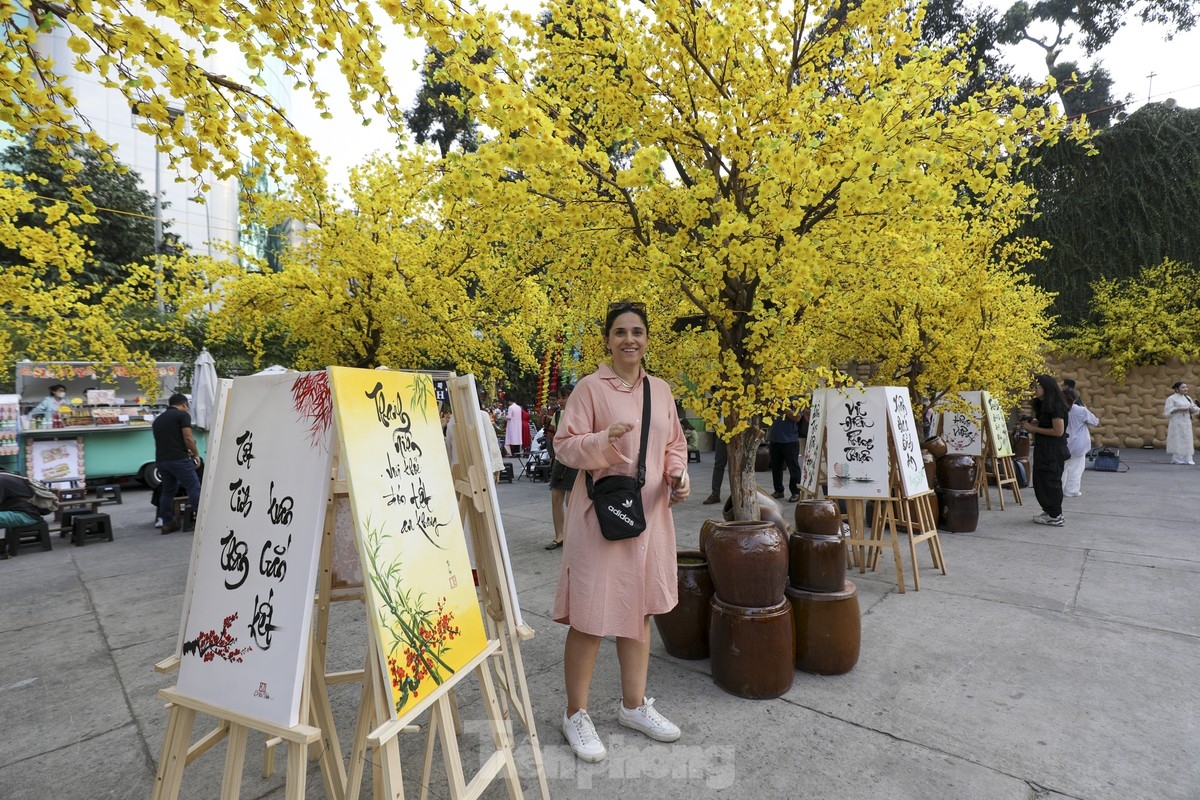 tet culture goes on display at calligraphy street in ho chi minh city picture 2