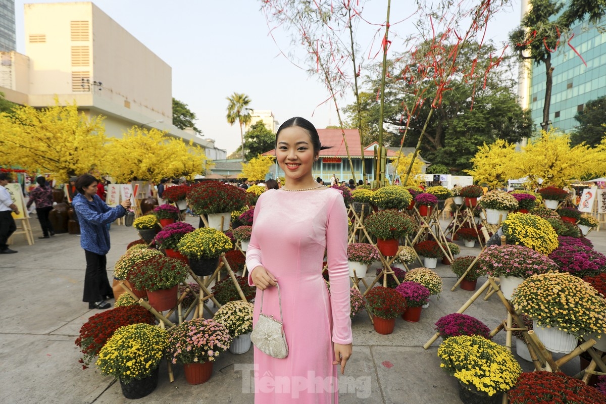 tet culture goes on display at calligraphy street in ho chi minh city picture 3