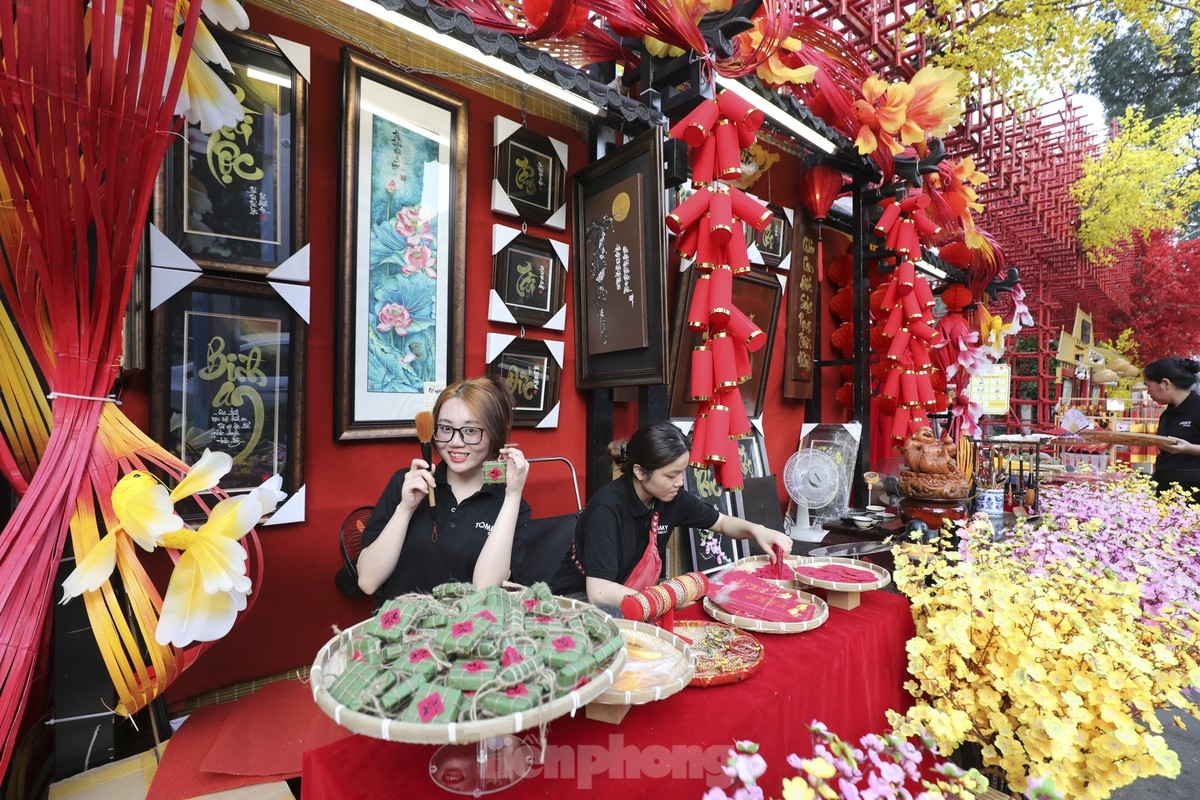 tet culture goes on display at calligraphy street in ho chi minh city picture 6