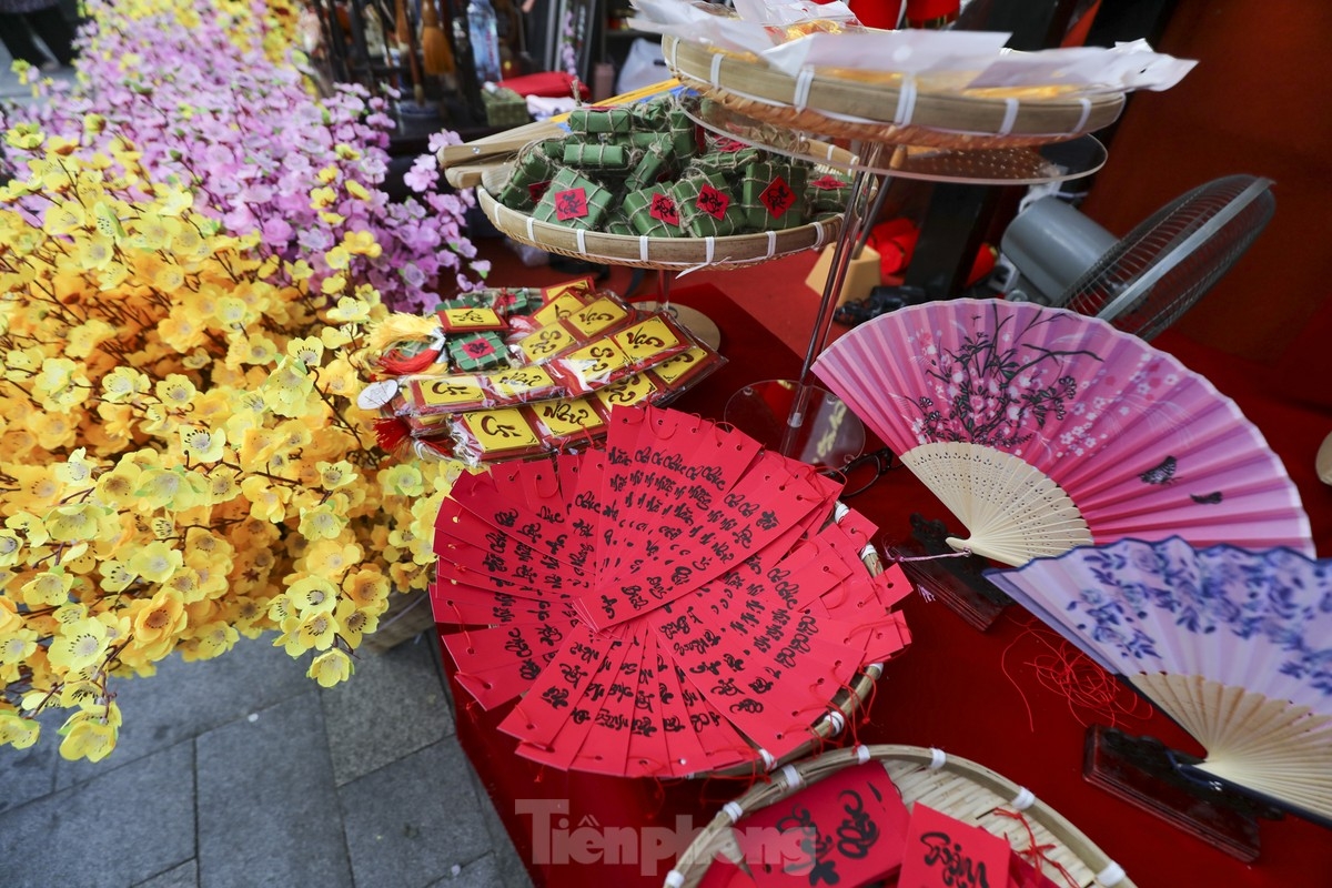 tet culture goes on display at calligraphy street in ho chi minh city picture 7