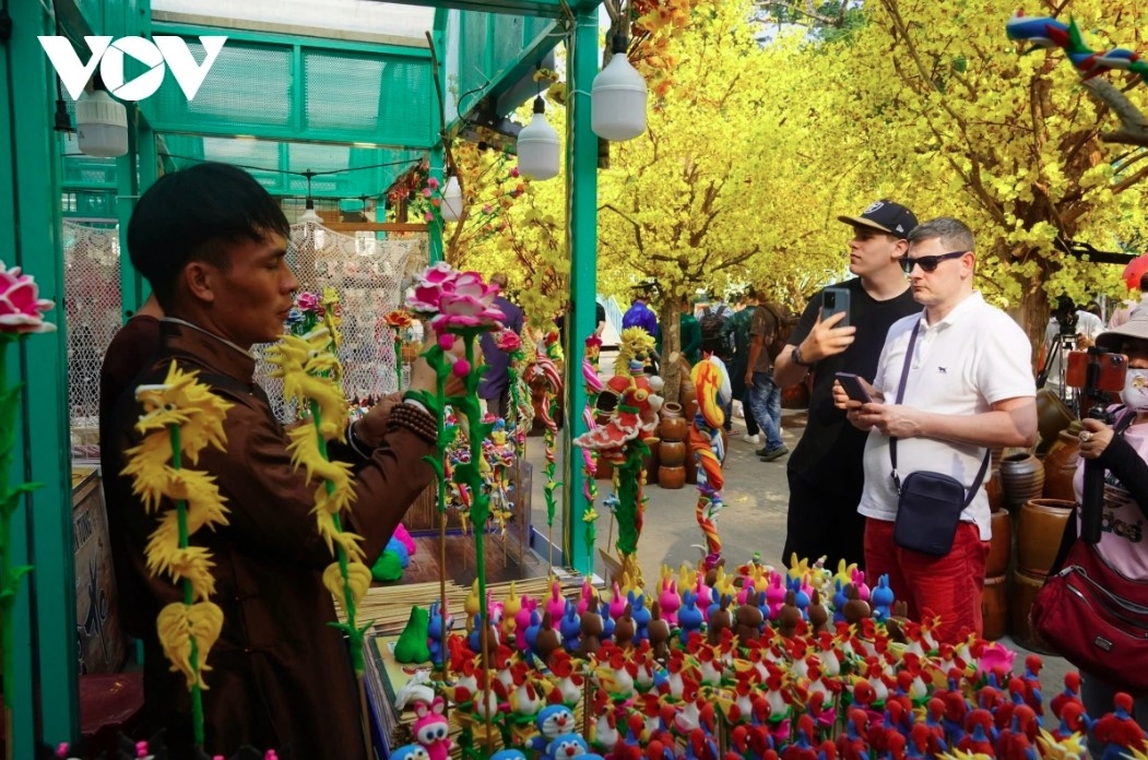 tet culture goes on display at calligraphy street in ho chi minh city picture 9