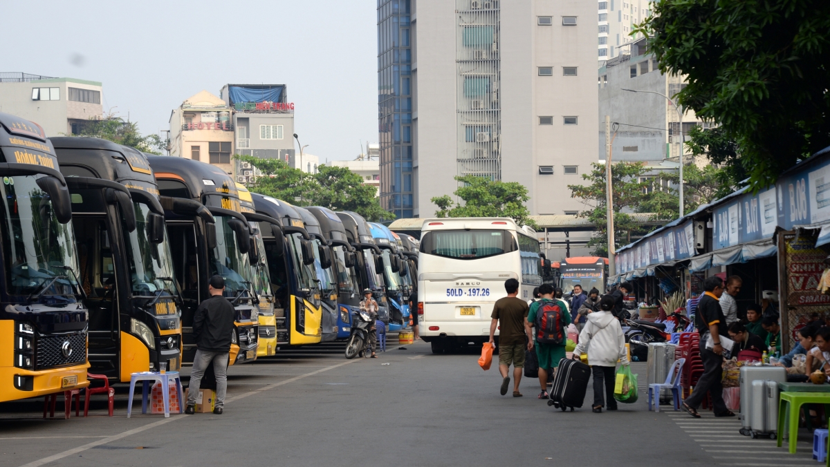 ben xe san bay tai tphcm bat dau dong duc, nguoi dan den som tranh ket xe hinh anh 3