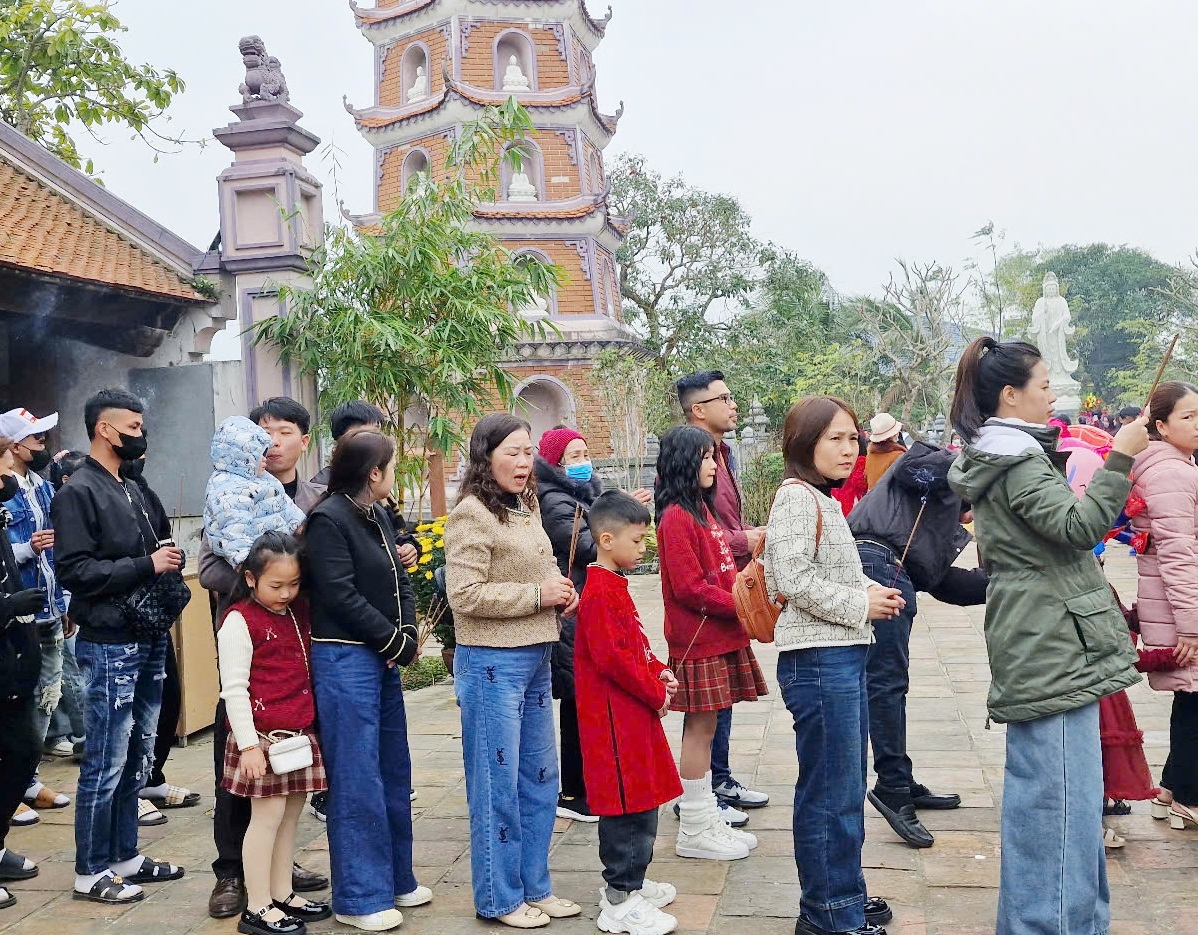 Quảng Bình: Hàng ngàn người dân và du khách đến chùa cầu an đầu năm mới