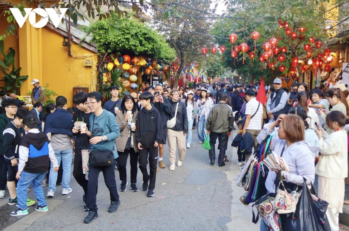 tourists flock to unesco heritage city hoi an during lunar new year holiday picture 1