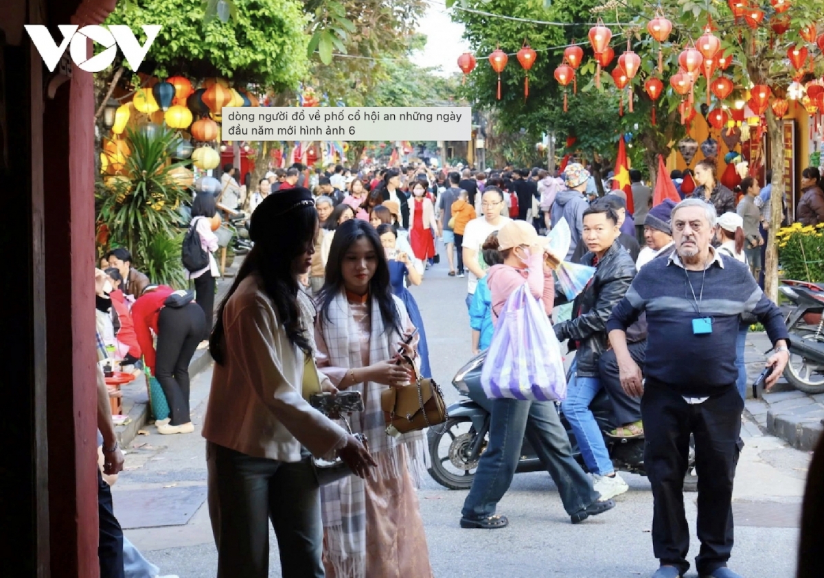 tourists flock to unesco heritage city hoi an during lunar new year holiday picture 2