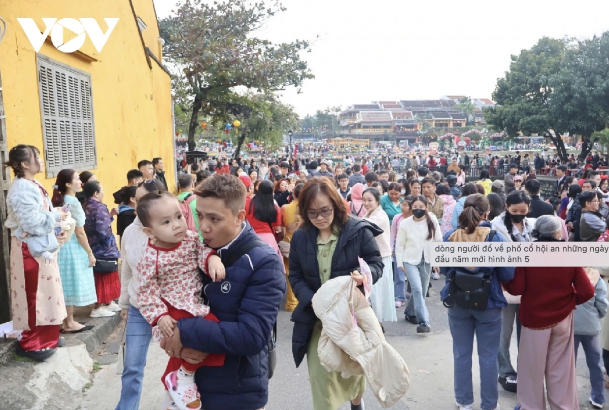 tourists flock to unesco heritage city hoi an during lunar new year holiday picture 3