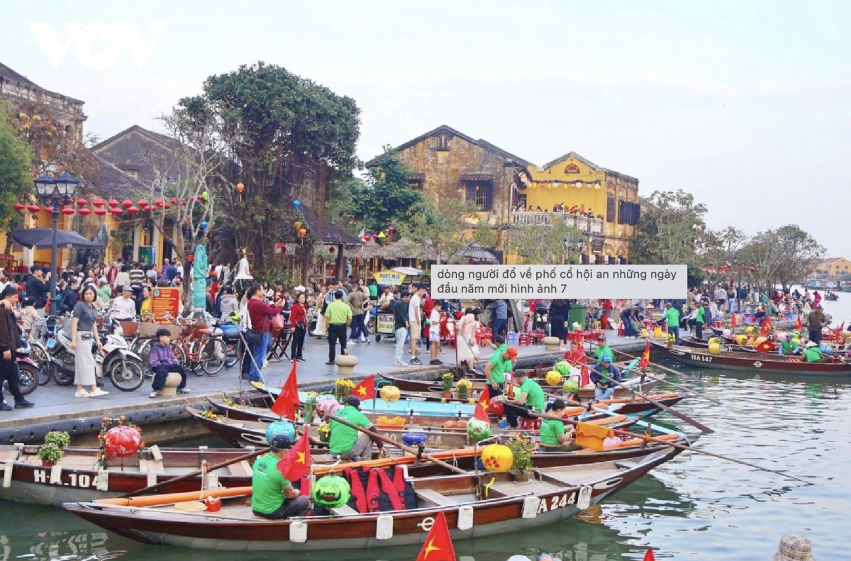 tourists flock to unesco heritage city hoi an during lunar new year holiday picture 4