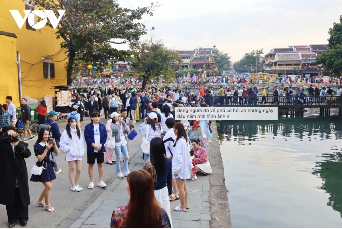 tourists flock to unesco heritage city hoi an during lunar new year holiday picture 6