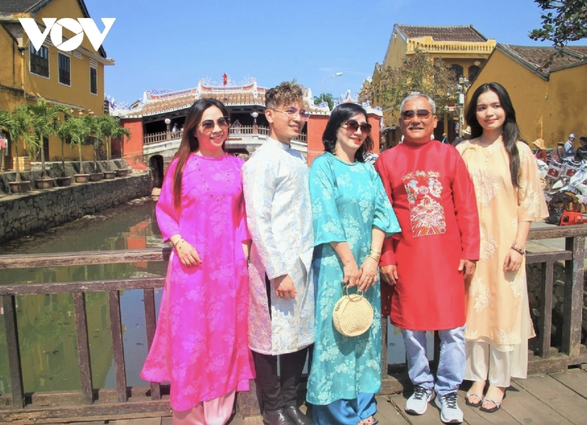 tourists flock to unesco heritage city hoi an during lunar new year holiday picture 7