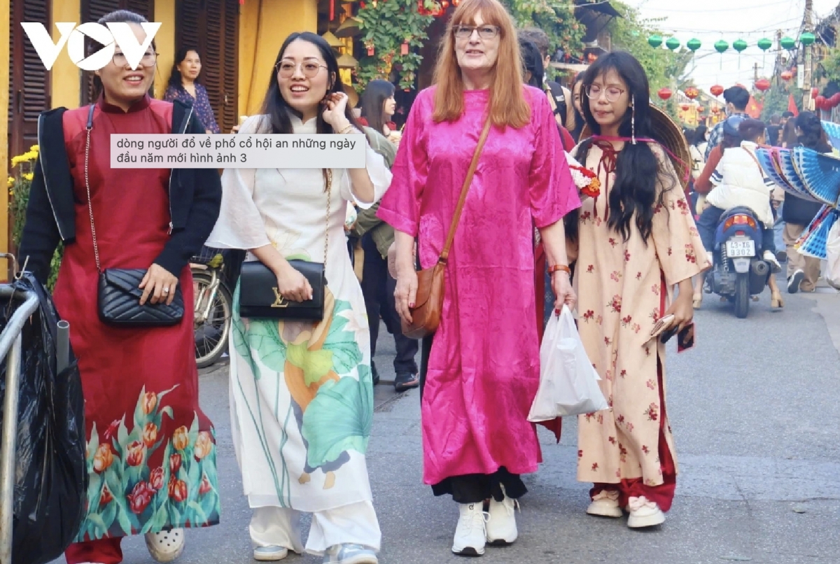 tourists flock to unesco heritage city hoi an during lunar new year holiday picture 8