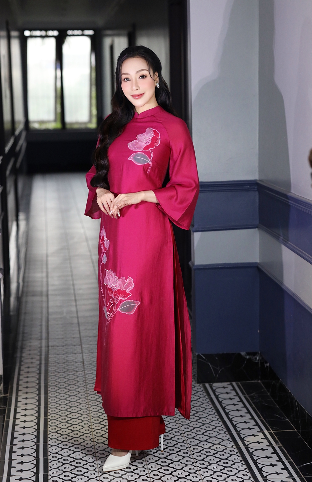 ho quynh huong mac ao dai hat tren dinh yen tu trong gio ret hinh anh 1