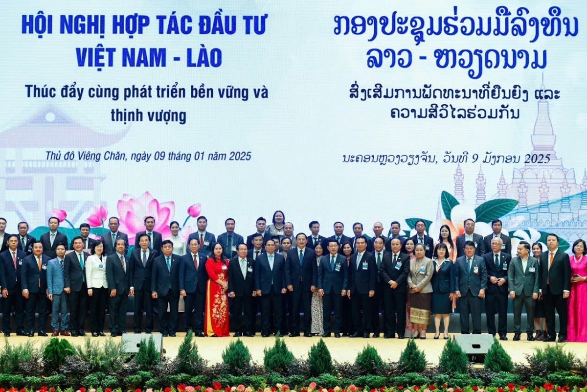 thu tuong viet nam va lao dong chu tri hoi nghi hop tac dau tu viet nam - lao nam 2025 hinh anh 1