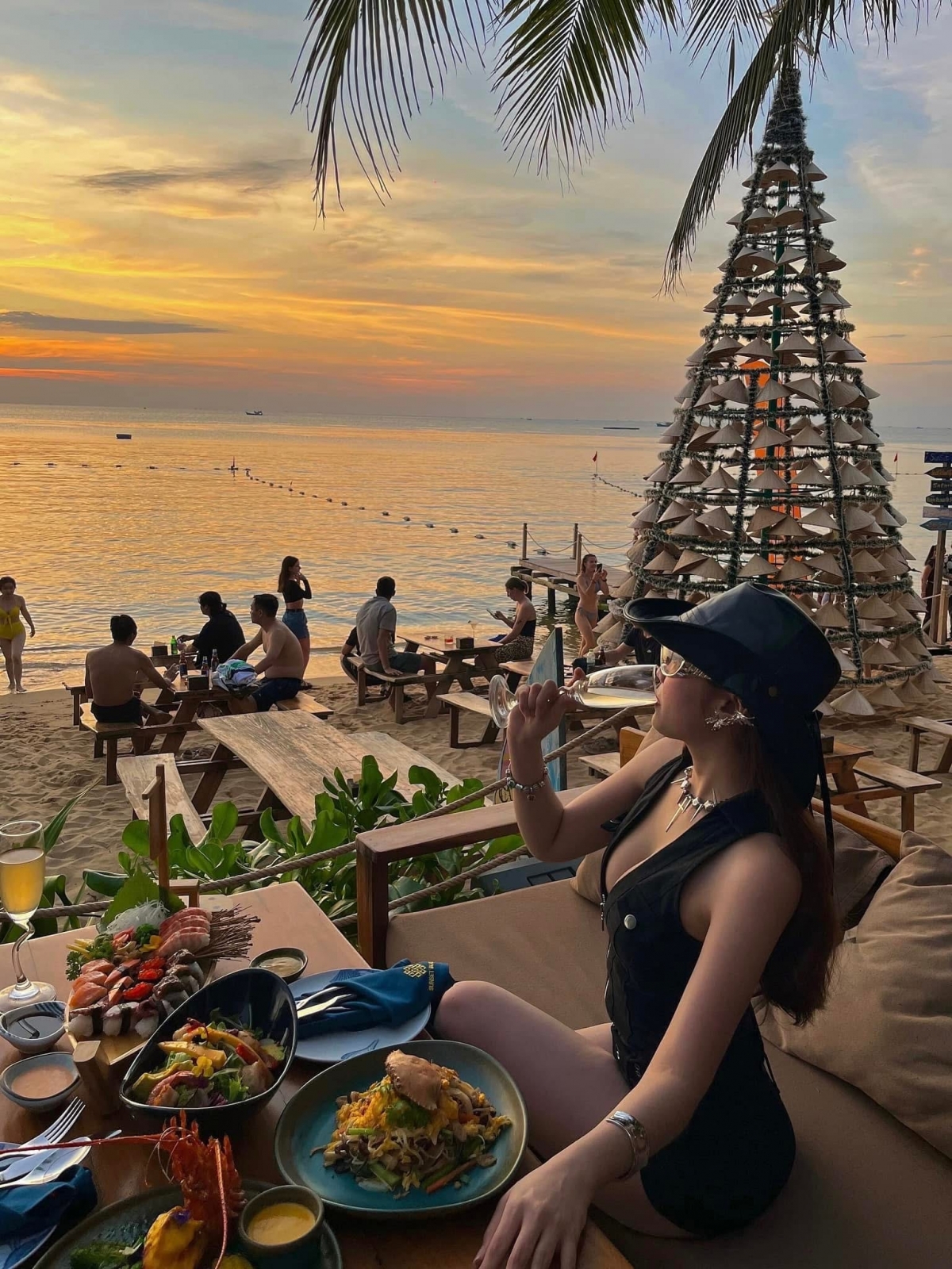 trai nghiem mua le hoi day cam hung tai sunset beach phu quoc hinh anh 4