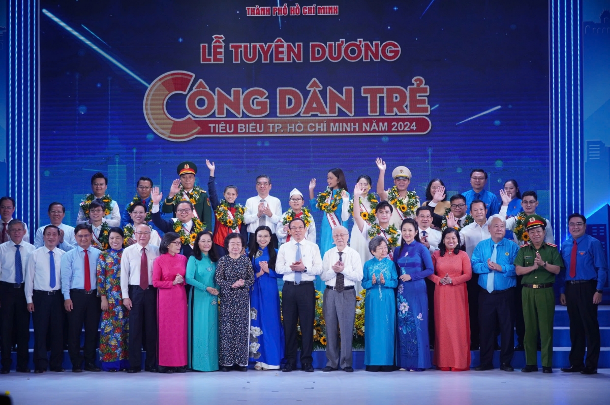 tp.hcm vinh danh 14 cong dan tre tieu bieu nam 2024 hinh anh 1