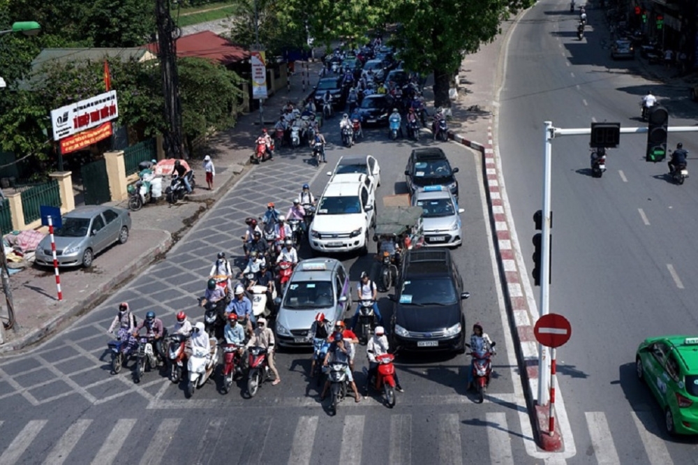 Xe máy đè vạch dừng đèn đỏ sẽ bị phạt bao nhiêu?