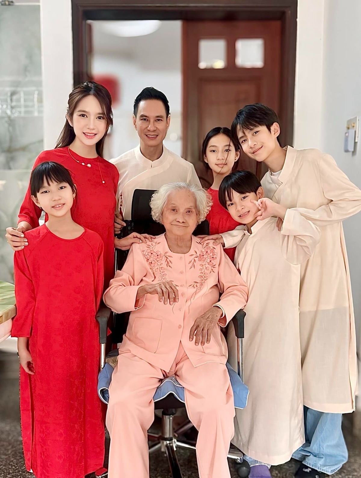 son tung m-tp, Do my linh, tran thanh dien ao dai don tet At ty hinh anh 4