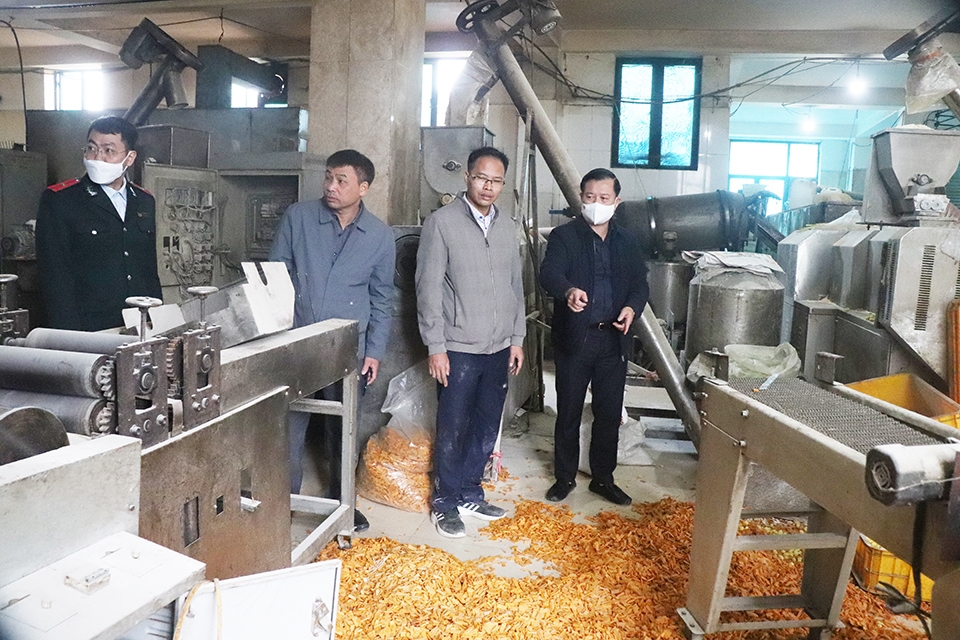 phát hiện 2 cơ sở bánh kẹo, bim bim sản xuất không đảm bảo an toàn thực phẩm hình ảnh 3 phat hien 2 co so banh keo, bim bim san xuat khong dam bao an toan thuc pham hinh anh 3