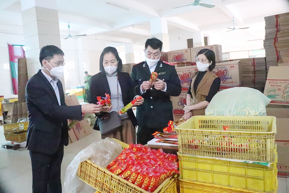 phát hiện 2 cơ sở bánh kẹo, bim bim sản xuất không đảm bảo an toàn thực phẩm hình ảnh 4 phat hien 2 co so banh keo, bim bim san xuat khong dam bao an toan thuc pham hinh anh 4