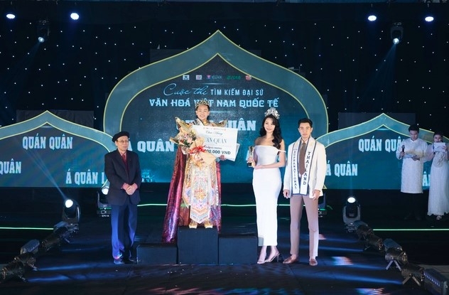 vietnamese-chinese boy crowned int l vietnamese cultural ambassador title picture 1