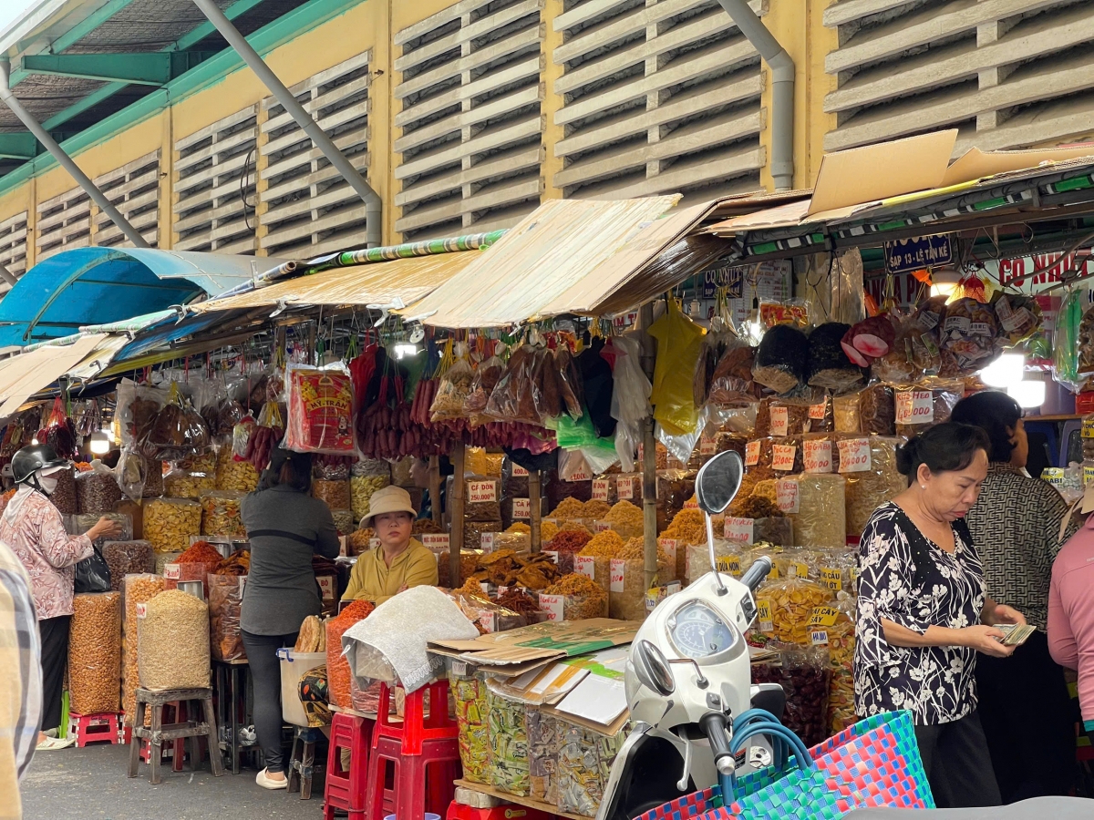 Vắng người mua, chợ truyền thống ở TP.HCM chật vật khi Tết Nguyên đán đến gần