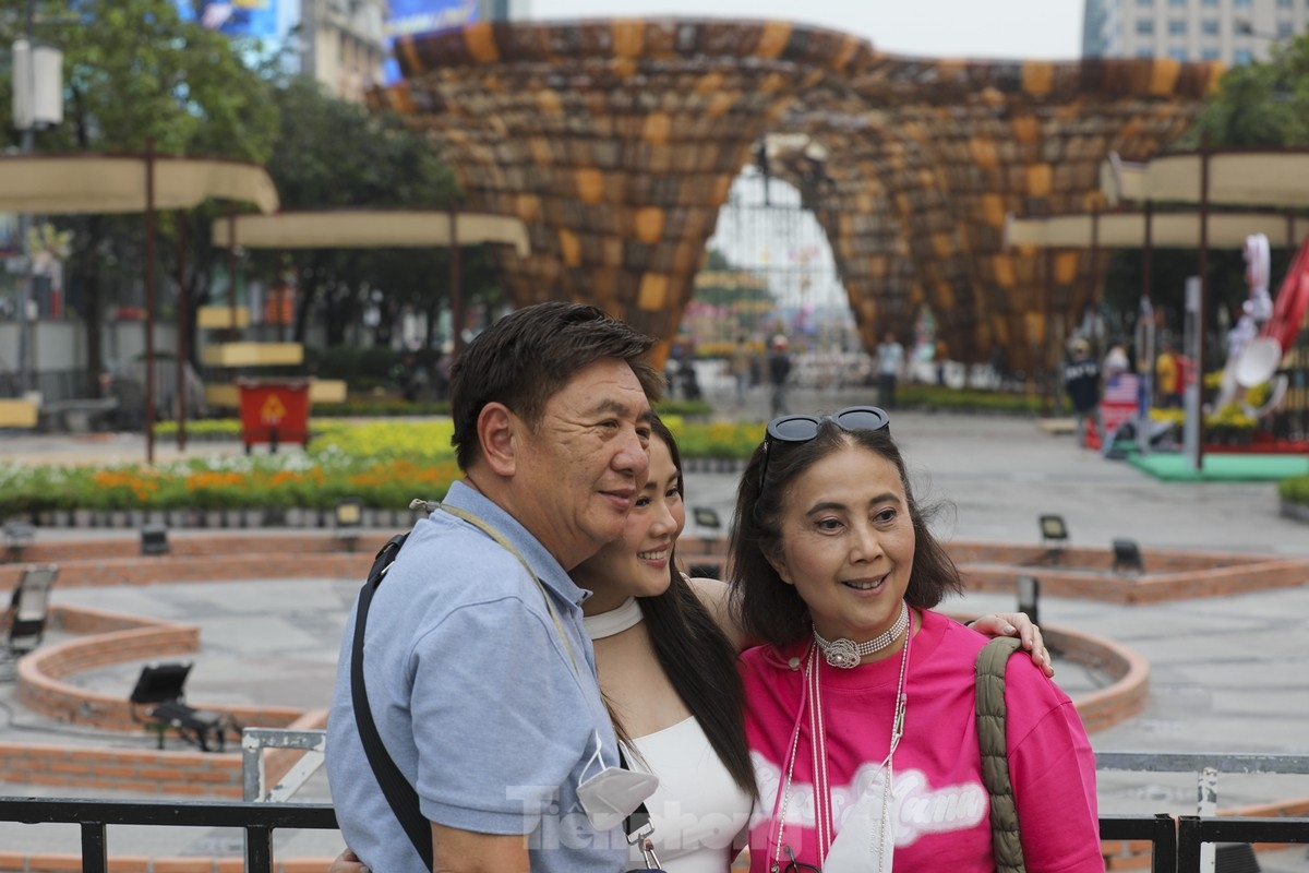 nguyen hue flower street given tet makeover picture 10